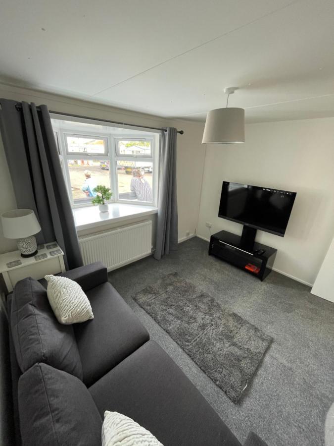 1-Bedroom Semi-Detached Chalet In Uddingston, Glasgow Kültér fotó