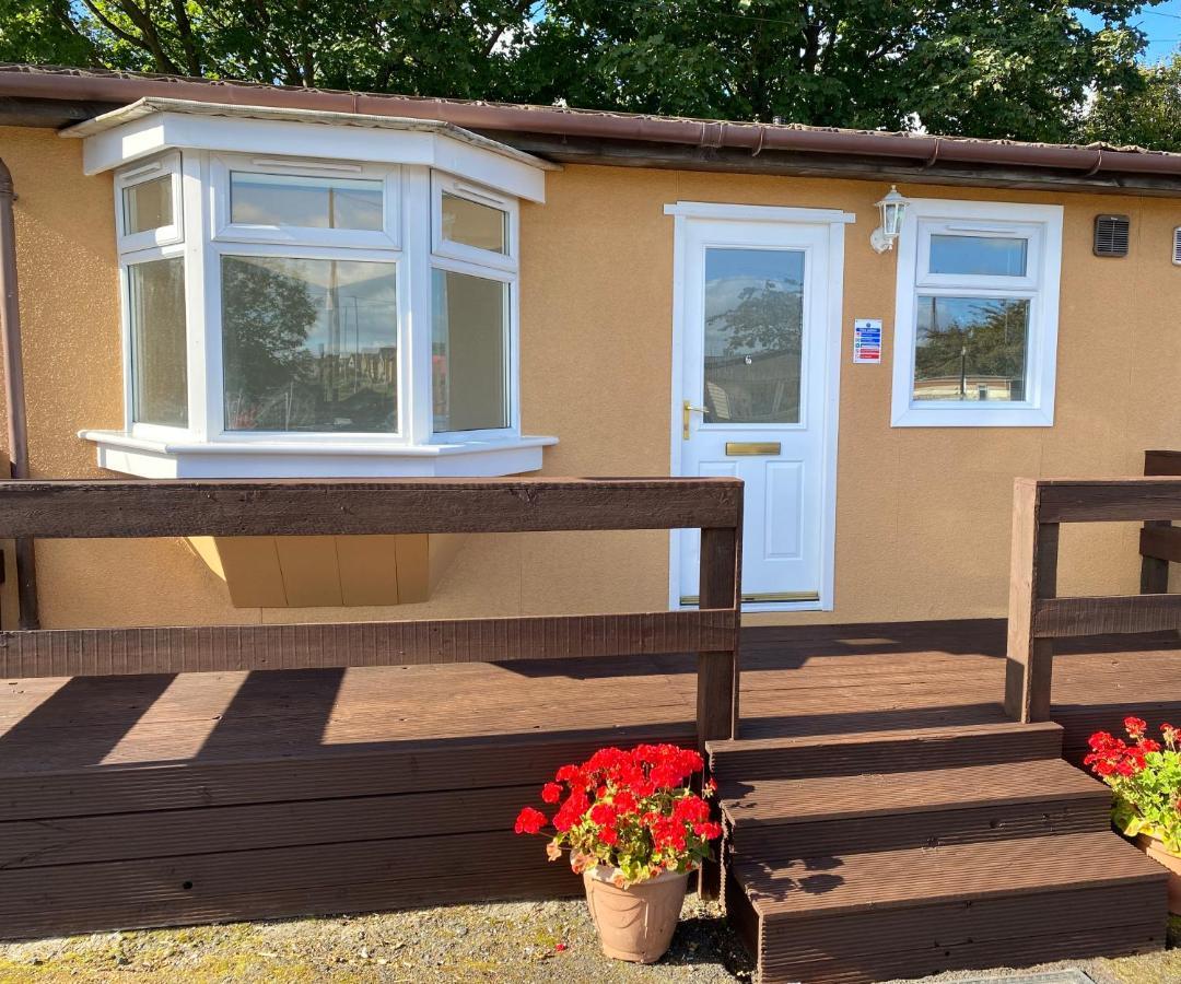1-Bedroom Semi-Detached Chalet In Uddingston, Glasgow Kültér fotó