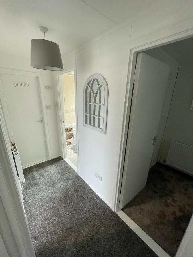 1-Bedroom Semi-Detached Chalet In Uddingston, Glasgow Kültér fotó